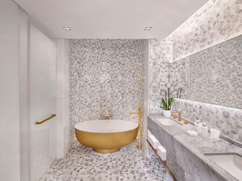 Modernes Badezimmer mit freistehender Badewanne und großer Spiegelwand