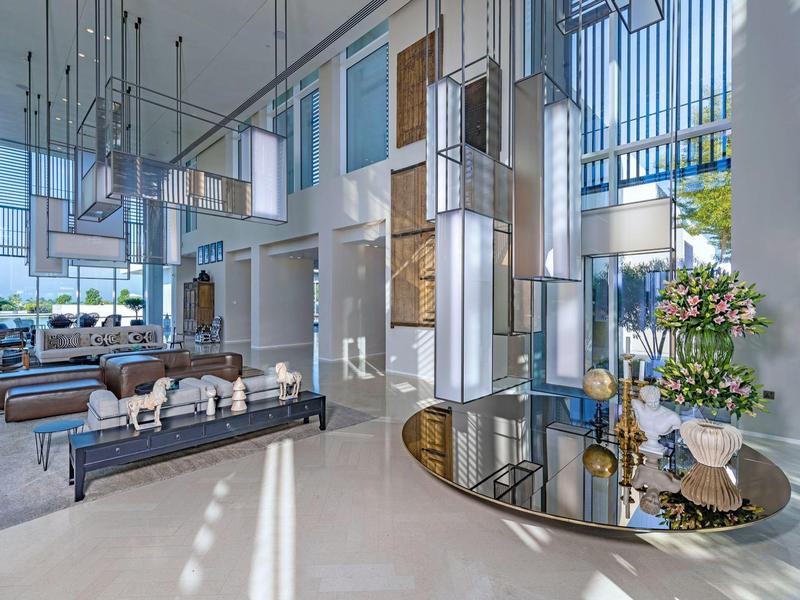 Elegante Hotellobby mit modernen Möbeln, hohen Decken und großer Fensterfront