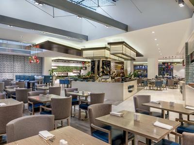 Modern, licht hotelrestaurant met comfortabele stoelen en gedekte tafels