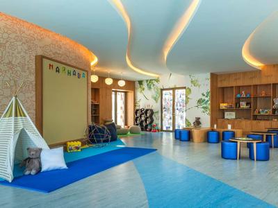 Modern ingerichte hotel lobby met een theetentje, zitplaatsen en een bar.