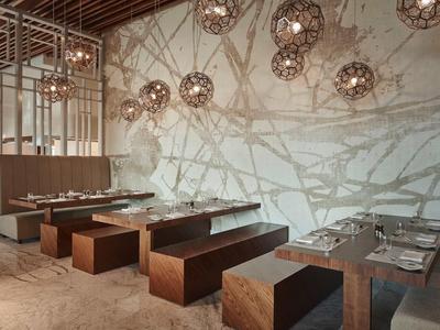 Moderne eetruimte met houten tafels, banken en decoratieve hanglampen.