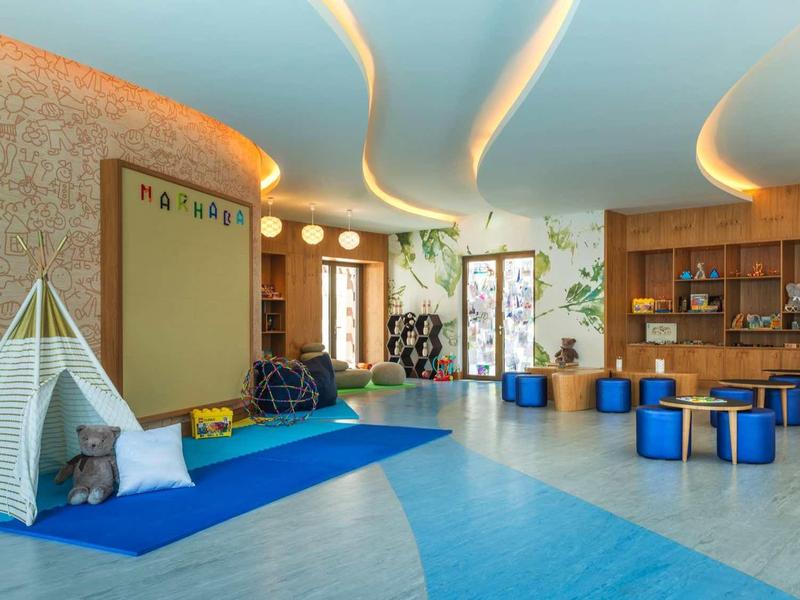 Modern ingerichte hotel lobby met een theetentje, zitplaatsen en een bar.