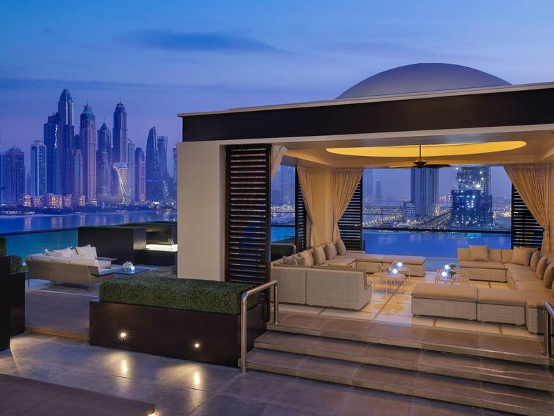 Moderne Terrasse mit Lounge-Bereich und Stadtblick bei Dämmerung