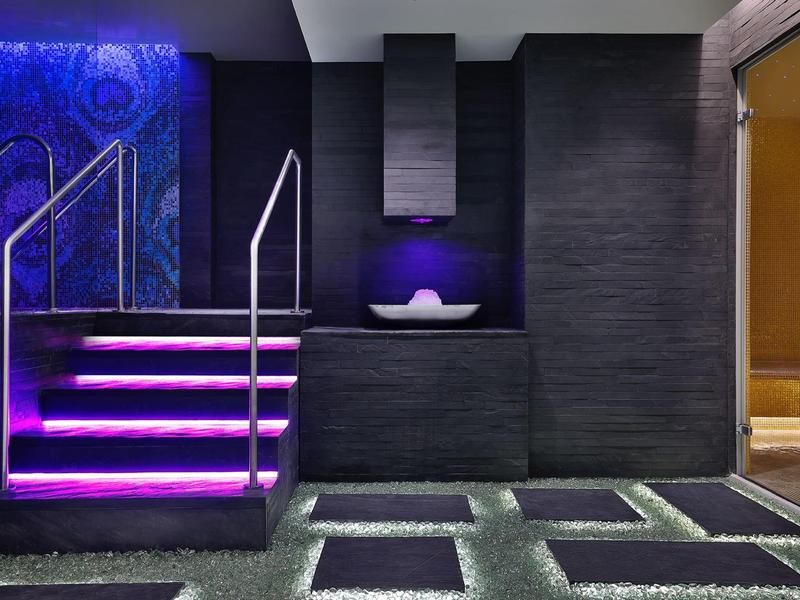 Modern gestalteter Wellnessbereich mit beleuchteten Treppen und entspannendem Ambiente.