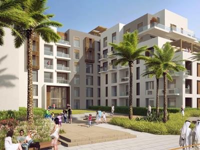 Moderner Hotelkomplex mit mehreren Stockwerken, umgeben von Palmen und Sitzbereichen im Freien.