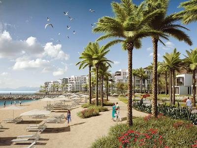 Strandpromenade mit Palmen, Liegestühlen und modernen Gebäuden bei Sonnenschein