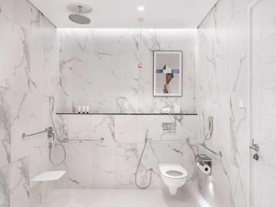 Moderner weißer Marmorbad mit Wand-WC, Regendusche, Wandheizung und integriertem Spiegel.