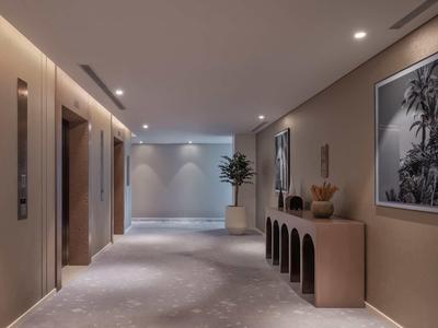 Moderner Hotelflur mit Kunstdruck, Spiegeln, Pulttisch und Aufzügen in neutralen Tönen.