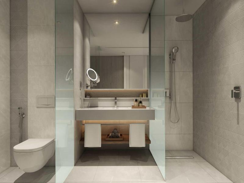 Moderne, helle Badezimmer mit Glasdusche, wandhängendem WC und großem Spiegel über Doppelwaschbecken.