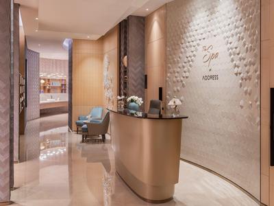 Modern spa reception with elegant counter and relaxed atmosphere.