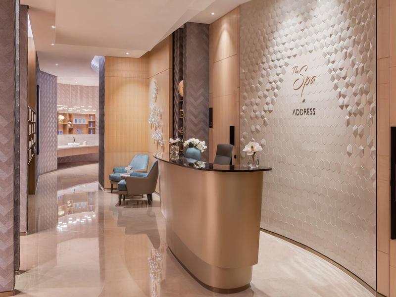 Modern spa reception with elegant counter and relaxed atmosphere.
