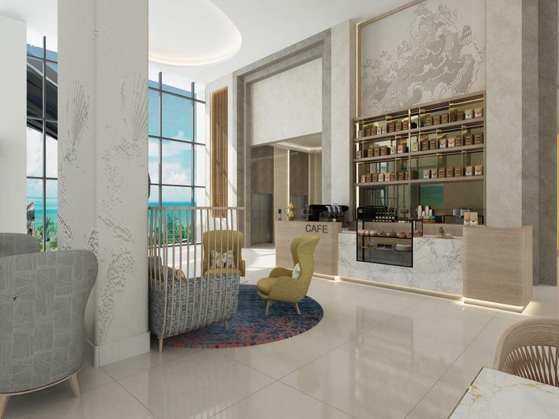 Luxe hotel lobby met moderne fauteuils, hoge plafonds en grote ramen.