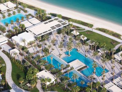 Luksusowy kompleks hotelowy z kilkoma basenami i bezpośrednim dostępem do plaży w tropikalnym otoczeniu.