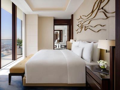 Modernes Hotelzimmer mit großer Glasfront und Blick auf die Stadt