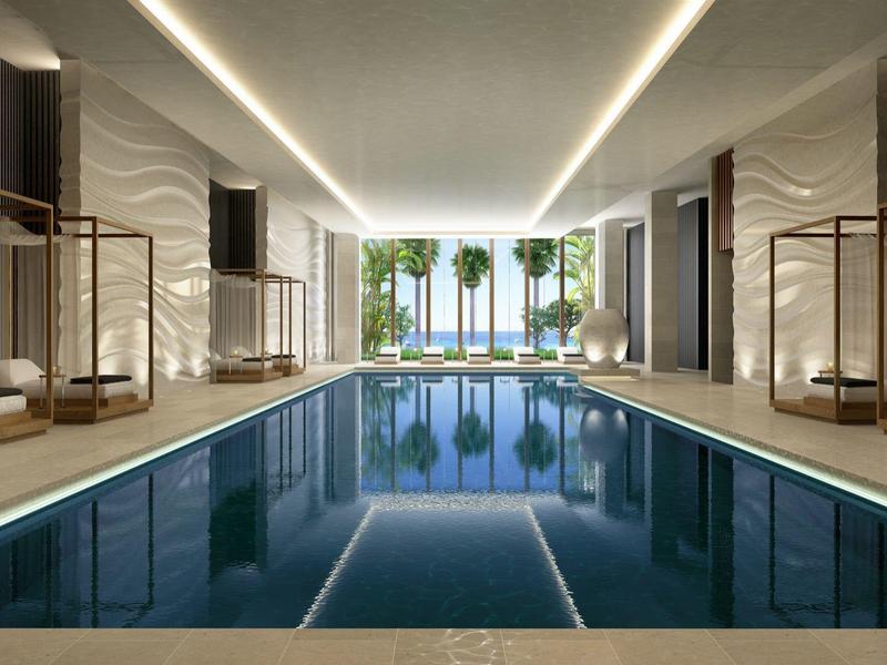 Moderner Innenpool mit klar blauem Wasser, Tageslicht und Liegen an den Seiten.