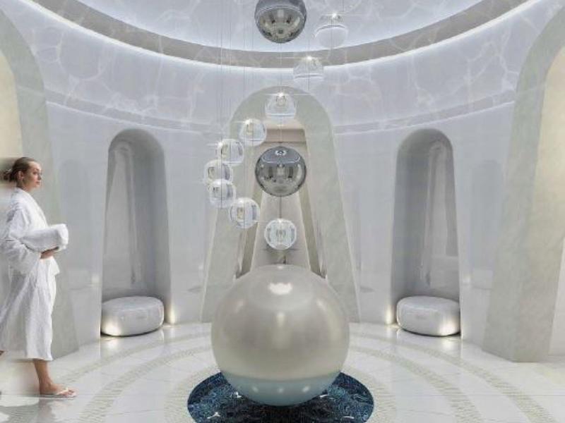 Heller, großer Innenraum mit glänzendem Marmorboden, modernen Möbeln und Schildern an den Wänden.