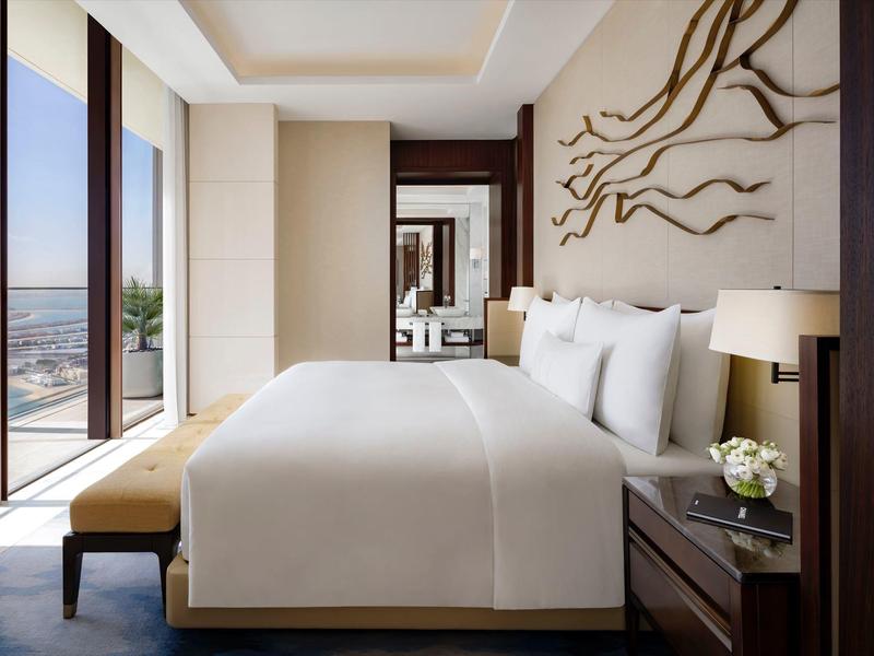 Modernes Hotelzimmer mit großer Glasfront und Blick auf die Stadt