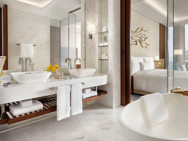 Modernes Hotelbadezimmer mit großer Badewanne und Doppelwaschbecken