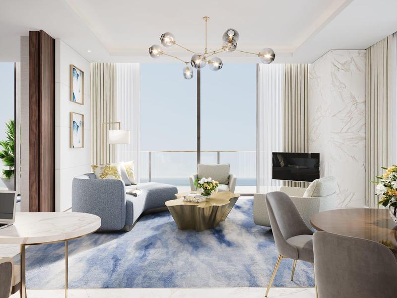 Helles Wohnzimmer mit großen Fenstern, gemütlicher Sitzecke, modernem Teppich und Pflanzen.