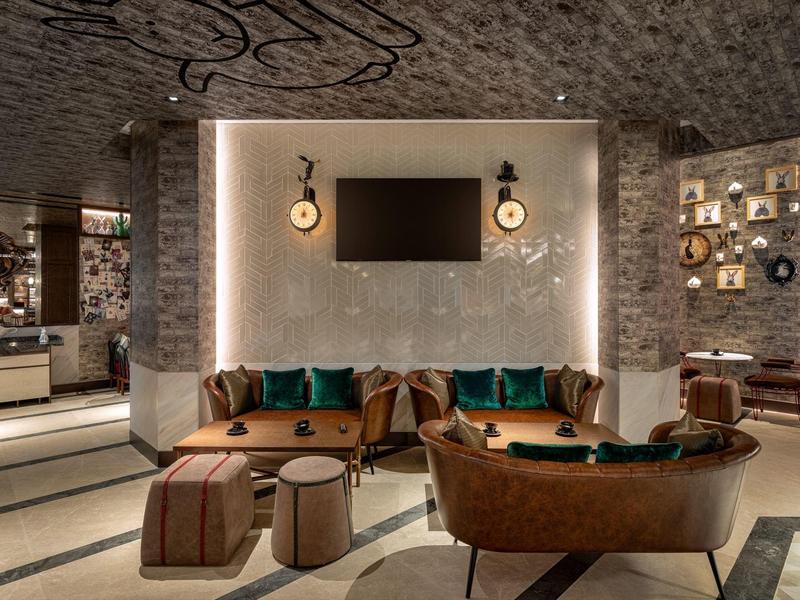 Modernes Wohnzimmer mit braunen Sofas, Teppichen, Dekoration und einem Fernseher an der Wand.