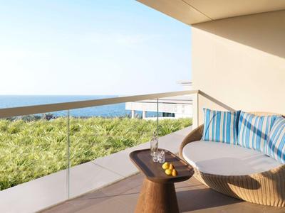 Moderner Balkon mit rundem Korbsessel, blau-weiß gestreiften Kissen und kleinem Holztisch.