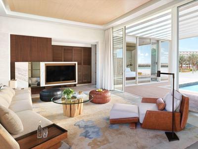 Modernes Wohnzimmer mit offenem Blick auf Swimmingpool und Terrasse.