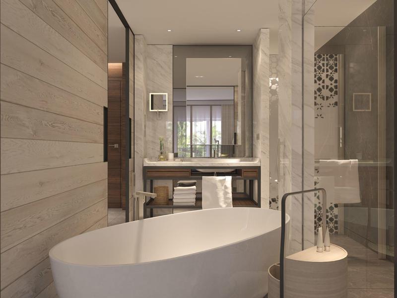 Moderner Badezimmerspiegel mit weißer freistehender Badewanne, Holzverkleidung und Glasdusche.