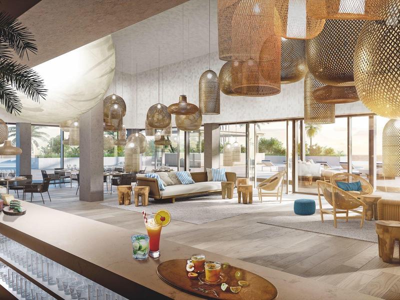 Heller, moderner Innenraum mit großen Fenstern, gemütlichen Sitzgruppen und natürlichen Holzakzenten.