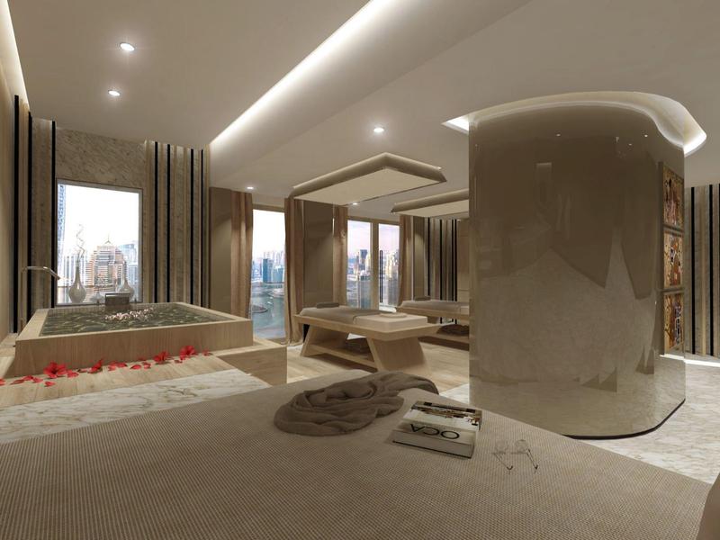 Moderner Wellnessraum mit Massageliegen, weichen Teppichen, Holz-Elementen und gedämpftem Licht.