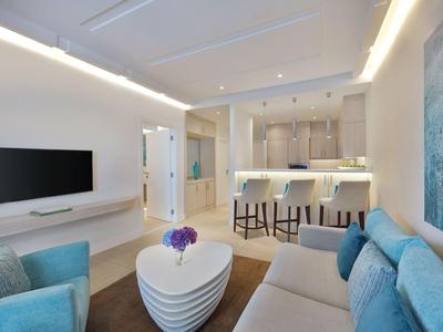 Oświetlony taras na dachu z balkonem i widokiem na miasto nocą