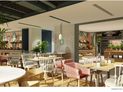 Helles Restaurant mit Holz- und weißen Möbeln, Pflanzen und großem Fenster für viel Tageslicht.