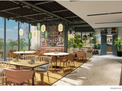 Nowoczesna, jasna restauracja z drewnianymi meblami, roślinami i dużymi oknami z widokiem na zewnątrz.