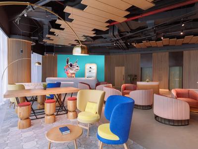 Modernes, buntes Wartezimmer mit weichen Sesseln, Holztischen und stilvoller Deckenbeleuchtung.