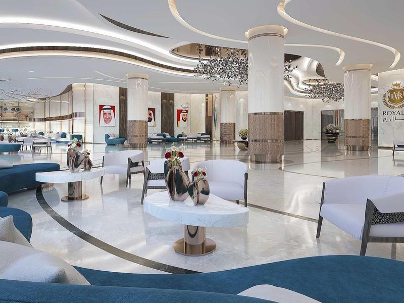 Großer, heller Hotel-Lobbybereich mit runden Sofas, eleganter Deckenbeleuchtung und modernen Möbeln.