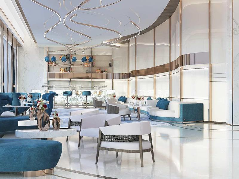 Großer, heller Raum mit blauen Sofas, modernen Stühlen und glänzendem Marmorboden.