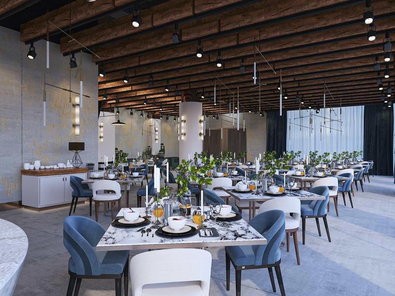 Hell gestalteter Gastronomiebereich mit Holzdecken, runden Tischen und gedeckten Plätzen.
