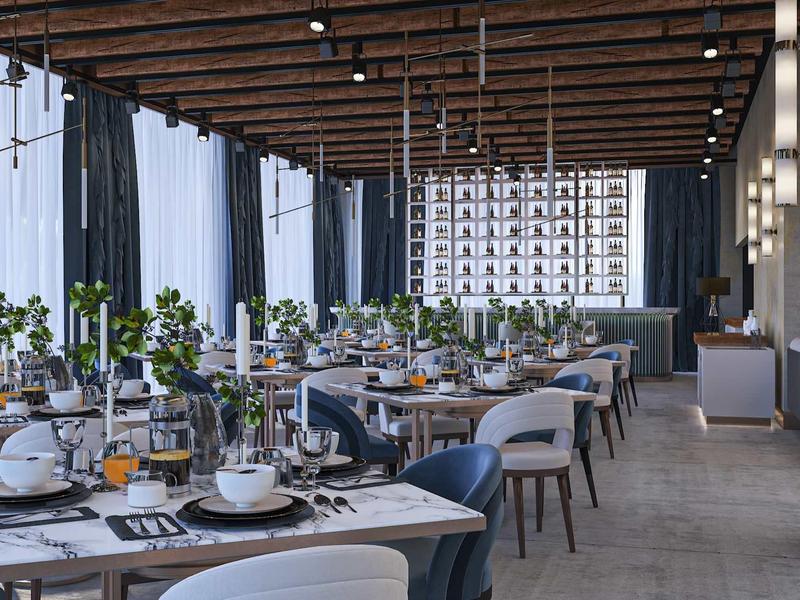Großer moderner Speisesaal mit gedeckten Tischen, Stühlen aus Holz, Pflanzen und Holzdeckenbalken.