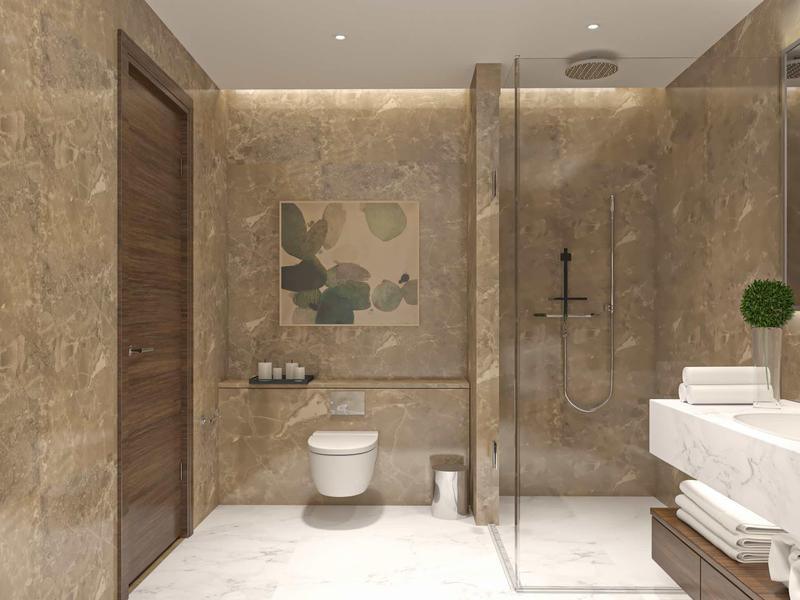 Modernes Badezimmer mit braunen Marmorfliesen, Toilette, Glasdusche und weißem Handtuchhalter.