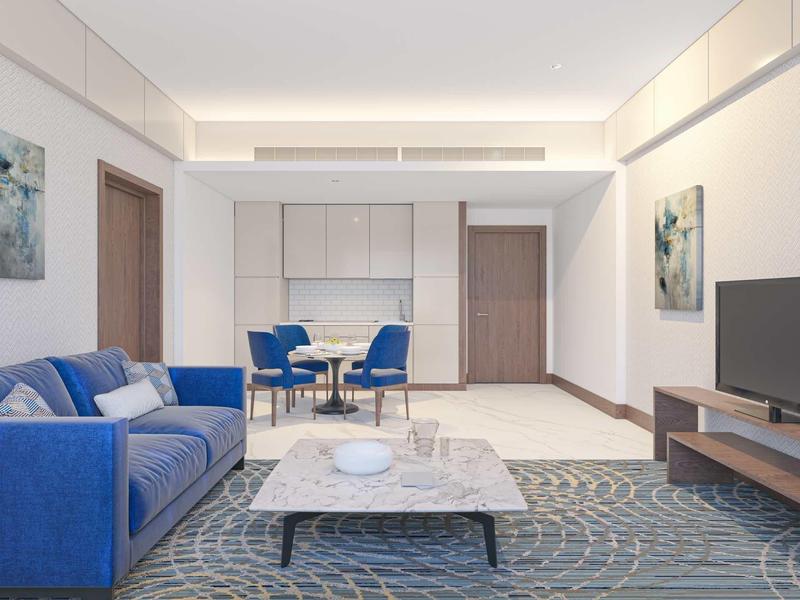 Moderner Wohnraum mit blauem Sofa, grauem Teppich, Marmor-Tisch und Esstisch mit blauen Stühlen.