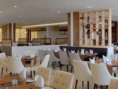 Amplio salón de restaurante con mesas elegantes y muebles modernos de madera.