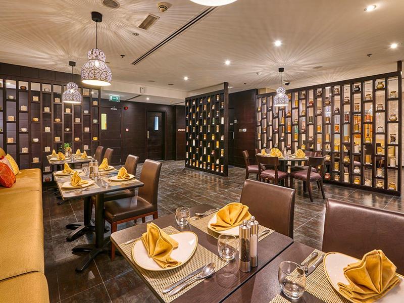 Elegant restaurant met gedekte tafels en een warme, gedecoreerde sfeer.