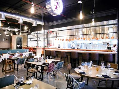 Restaurante moderno con cocina abierta y decoración elegante