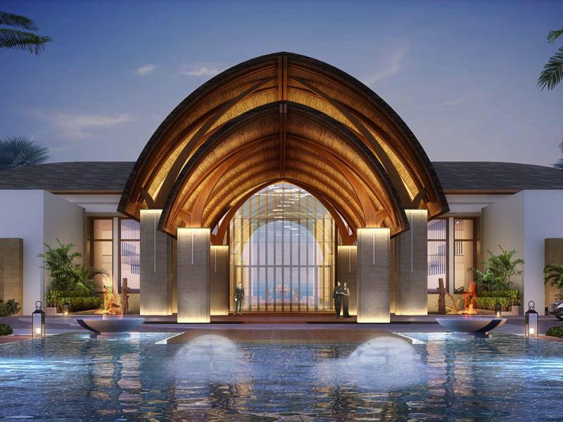 Luxuriöses Hotel mit beleuchtetem Bogenportal und großem Pool im Vordergrund bei Nacht