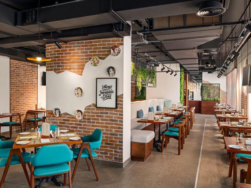 Modernes Restaurant mit gemischten Sitzbereichen und warmem Ambiente