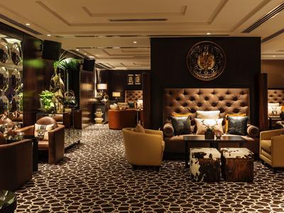 Elegante hotel lounge met luxe zitplaatsen en warme verlichting voor een gezellige sfeer.