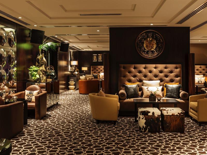 Elegante hotel lounge met luxe zitplaatsen en warme verlichting voor een gezellige sfeer.