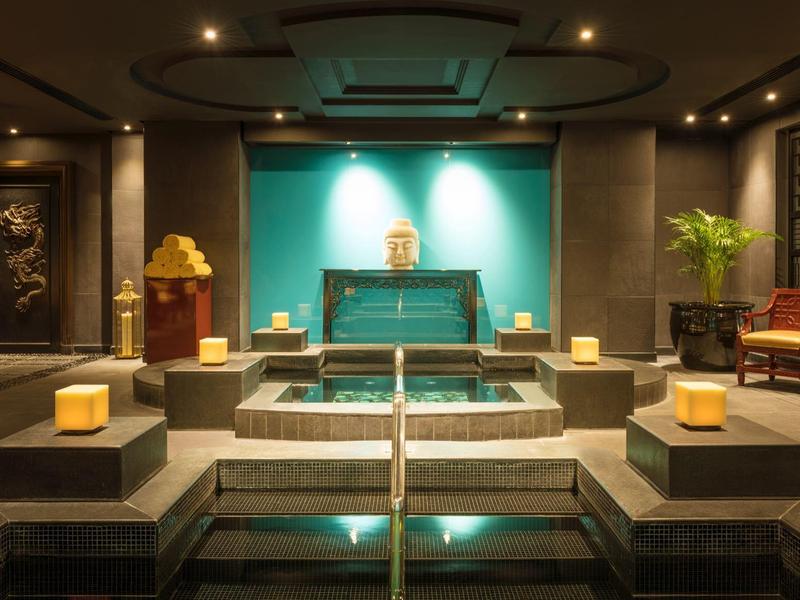 Luxe spa met zwembad, kaarsen en sfeerverlichting in een rustige omgeving.