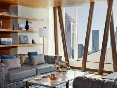 Moderner Hotel-Loungebereich mit großen Fenstern und Stadtblick.