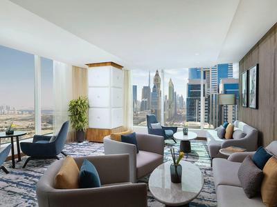 Modernes Hotelzimmer mit Panoramablick auf die Stadt und stilvoller Einrichtung.