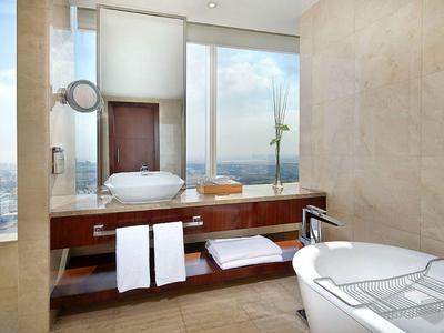 Modernes Badezimmer mit freistehender Badewanne und großem Fenster mit Aussicht.